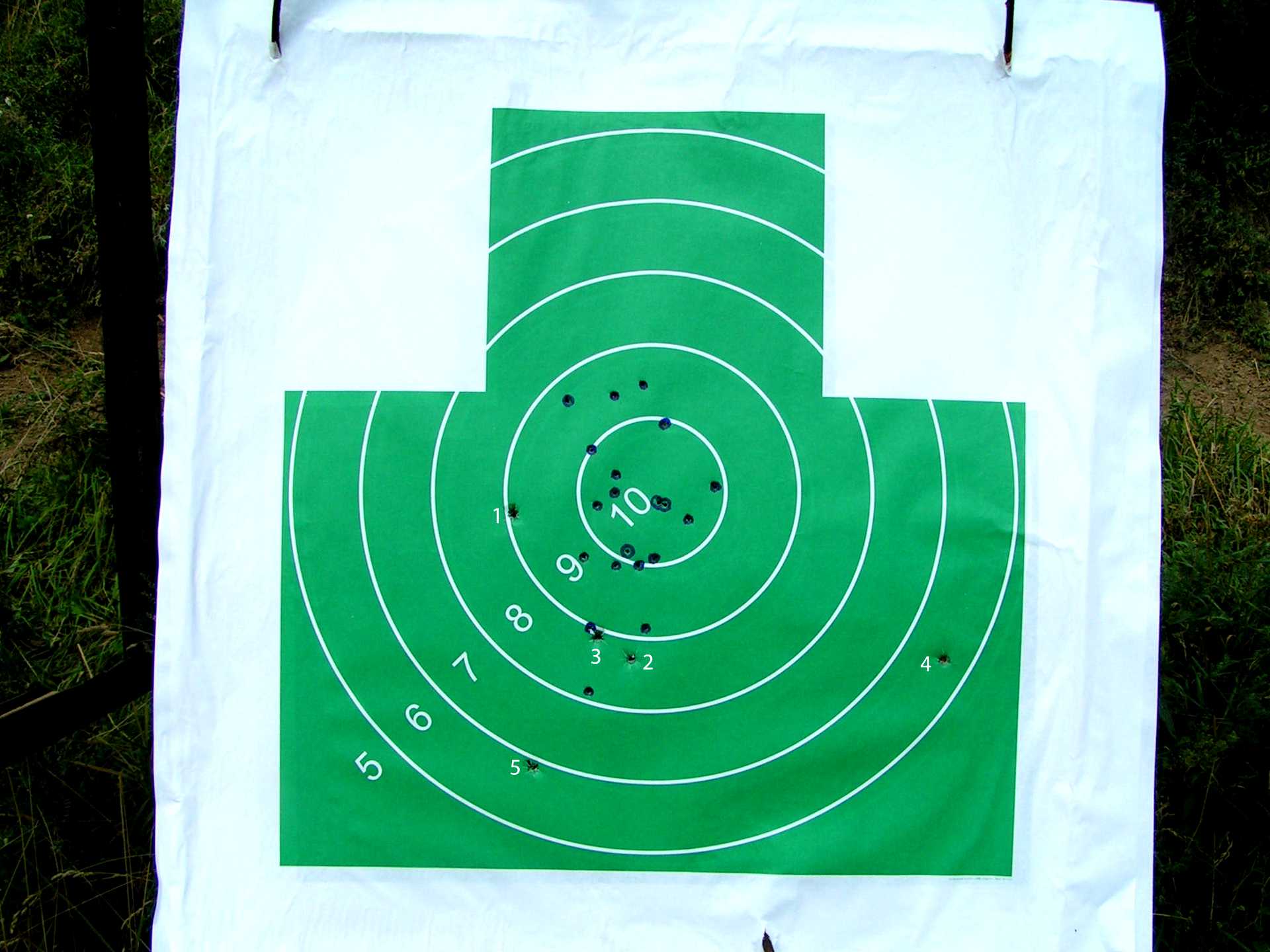 Поражение мишеней. Мишень после стрельбы из пистолета Макарова. Мишень 100 метров с АК 5.45. Мишень АКМ на 100 метров. Мишень для стрельбы зеленая.