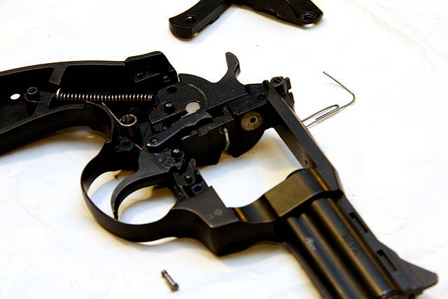 Чертеж пневматического револьвера crosman 357. Револьвер нагана сборка. Разборка нагана полная револьвер. Револьвер сборка. Устройство нагана револьвера 1895.