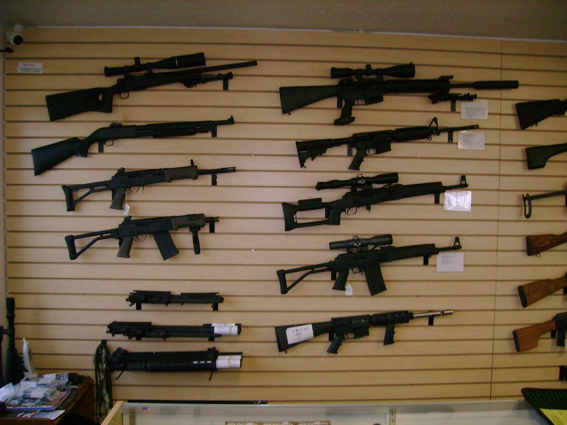 Магазин снайпер в нижнем. Оружейный магазин снайпер в Хасавюрте. Оружейный магазин Сокол в Хасавюрте. Снайпер охотничий магазин. Оружейные магазины в Дагестане.