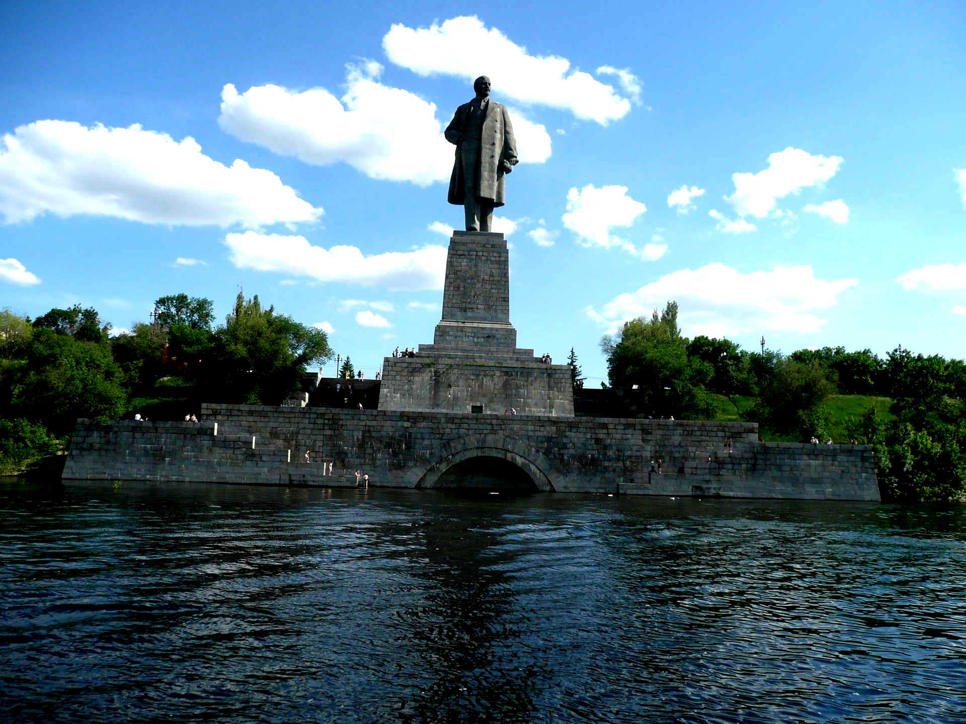 статуя сталина на волго доне