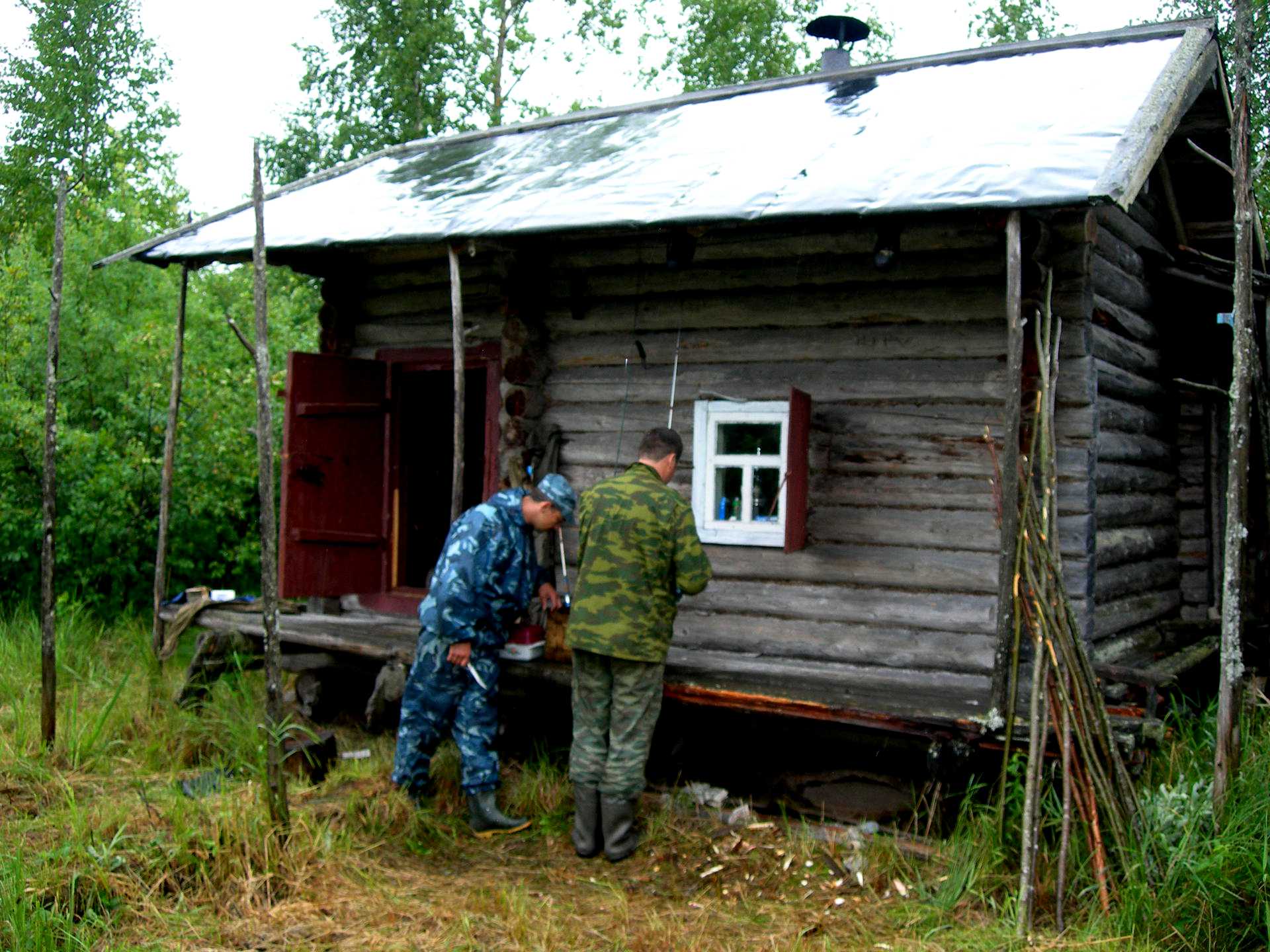 Избушка сторожа. Охотничья изба в тайге. Охотничьи избушки в тайге. Охотничья избушка внутри. Домик егеря в тайге.