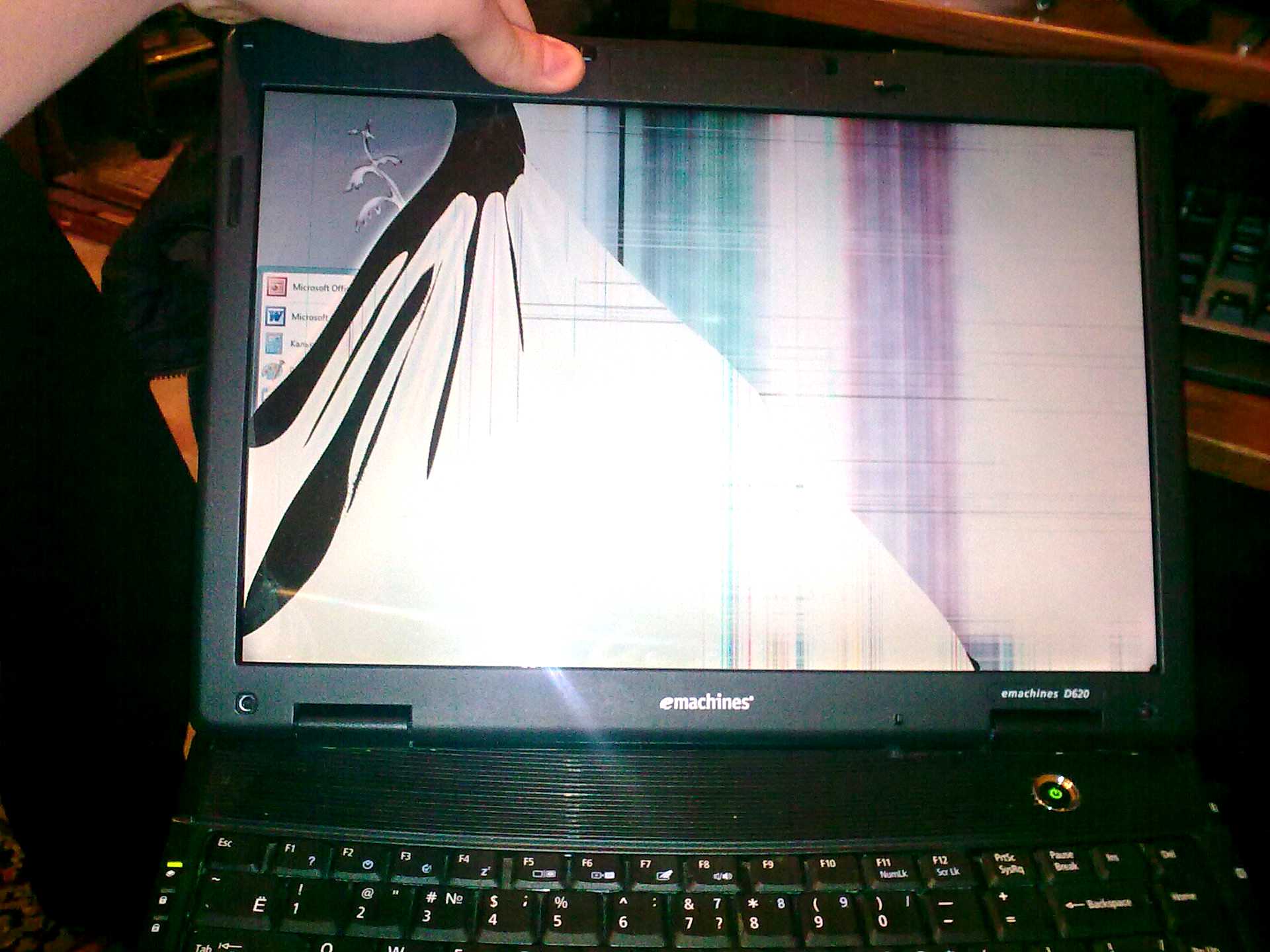 После падения черный экран. Разбитый монитор самсунг с24. Разбил экран ноутбука. Разбитый ноутбук. Дисплей ноутбука.