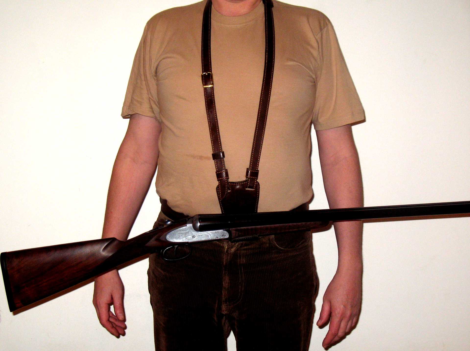 подвес для ружья на шею. подвес для ружья. патронташ подвес для ружья. упор для оружия на пояс (поясной оружейный крюк) vektor. подвес оружейный охотничий фобус.