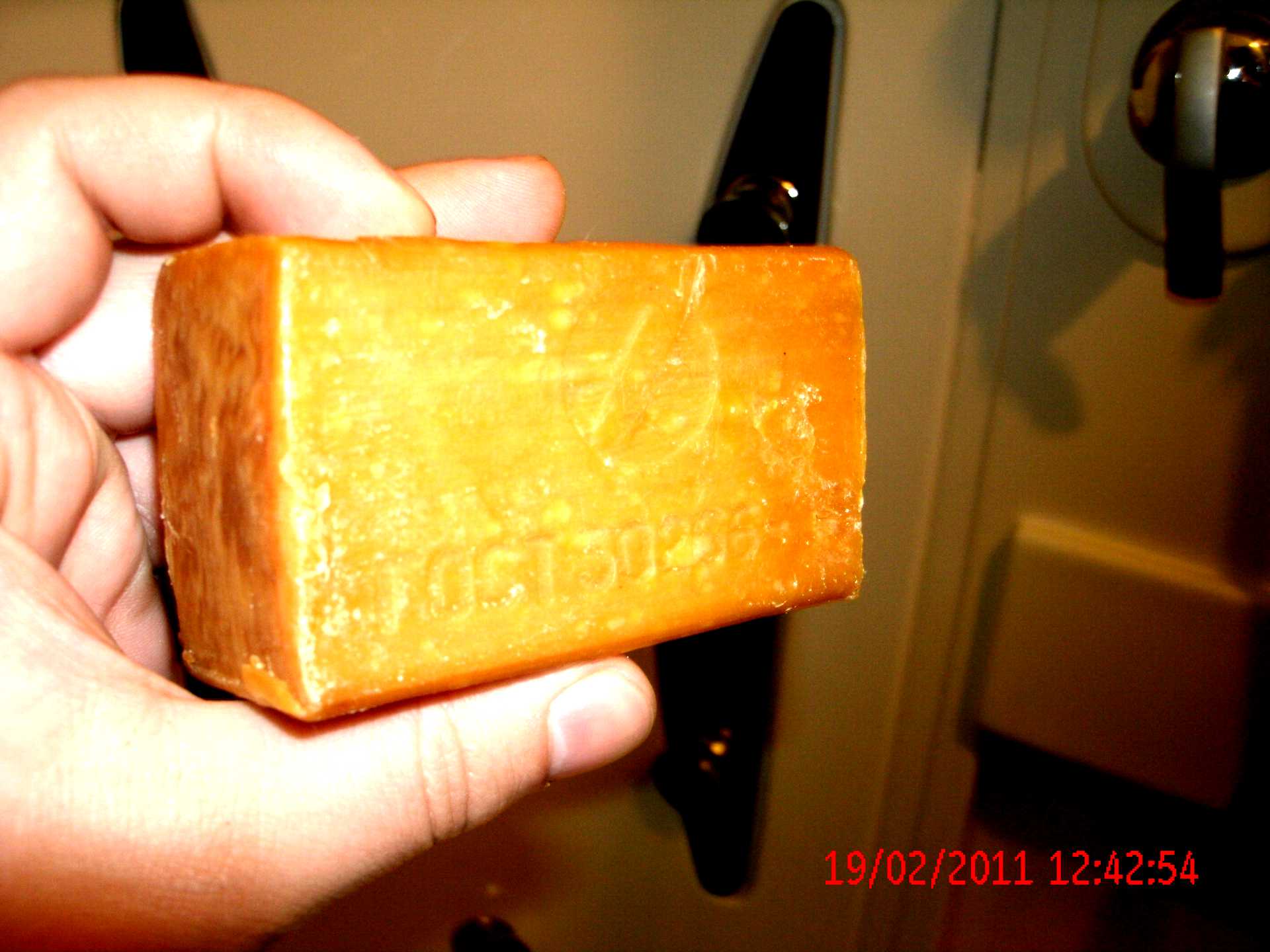 Зубы хозяйственным мылом. Кусок хоз мыла. Большой кусок мыла. Зубы хозяйственным мылом. Кусок хоз мыла.