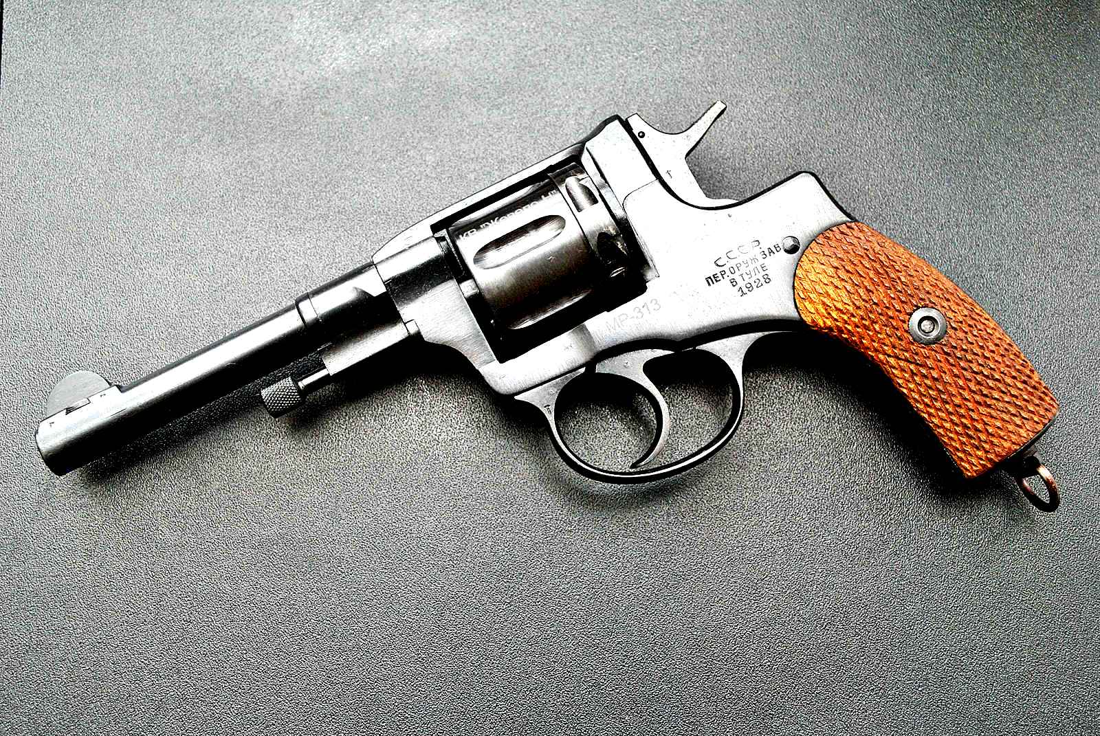 Наган это. Nagant m1910 с глушителем. Наган офицерский. Наган м1895 с глушителем. Револьвер 1918 года.