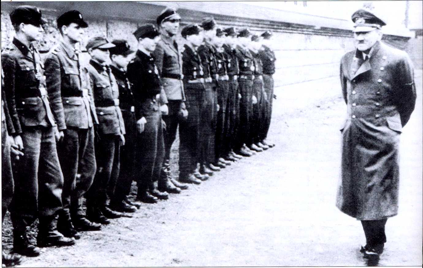 Гитлер награждает гитлерюгенд 1945 фото