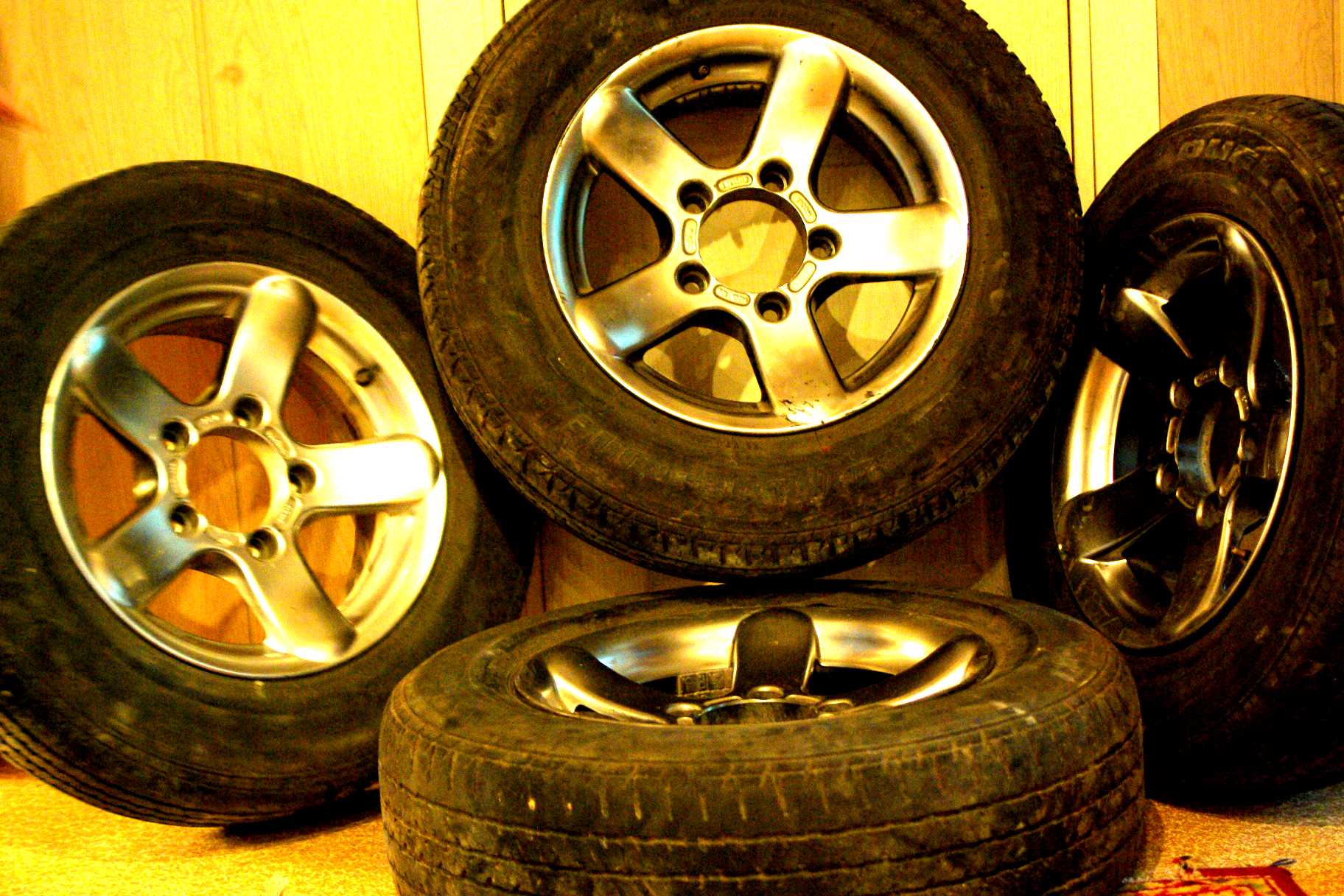 Продажа б у литых. Диски на Suzuki Jimny r15. Литые диски Suzuki Jimny r15. Колеса Suzuki Jimny r15. Диски r16 на ниву Сузуки.
