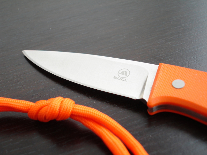 Ремонтный нож. Нож выкидной оранжевый. Оранжевый нож в мм2. Оранжевый нож с огнивом. Нож оранжевый в чехле.