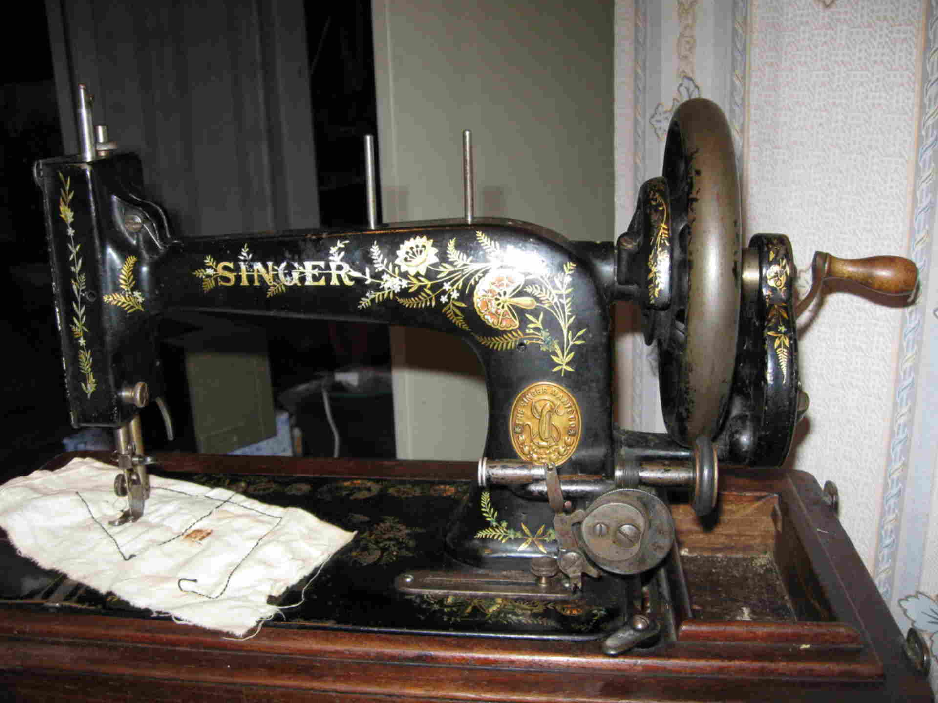 Ремонт машинки зингер. Ручная швейная машинка (Zinger super 2001). Зингер швейная машинка 1902н. Швейная машинка Зингер 1850. Немецкая швейная машинка Зингер.