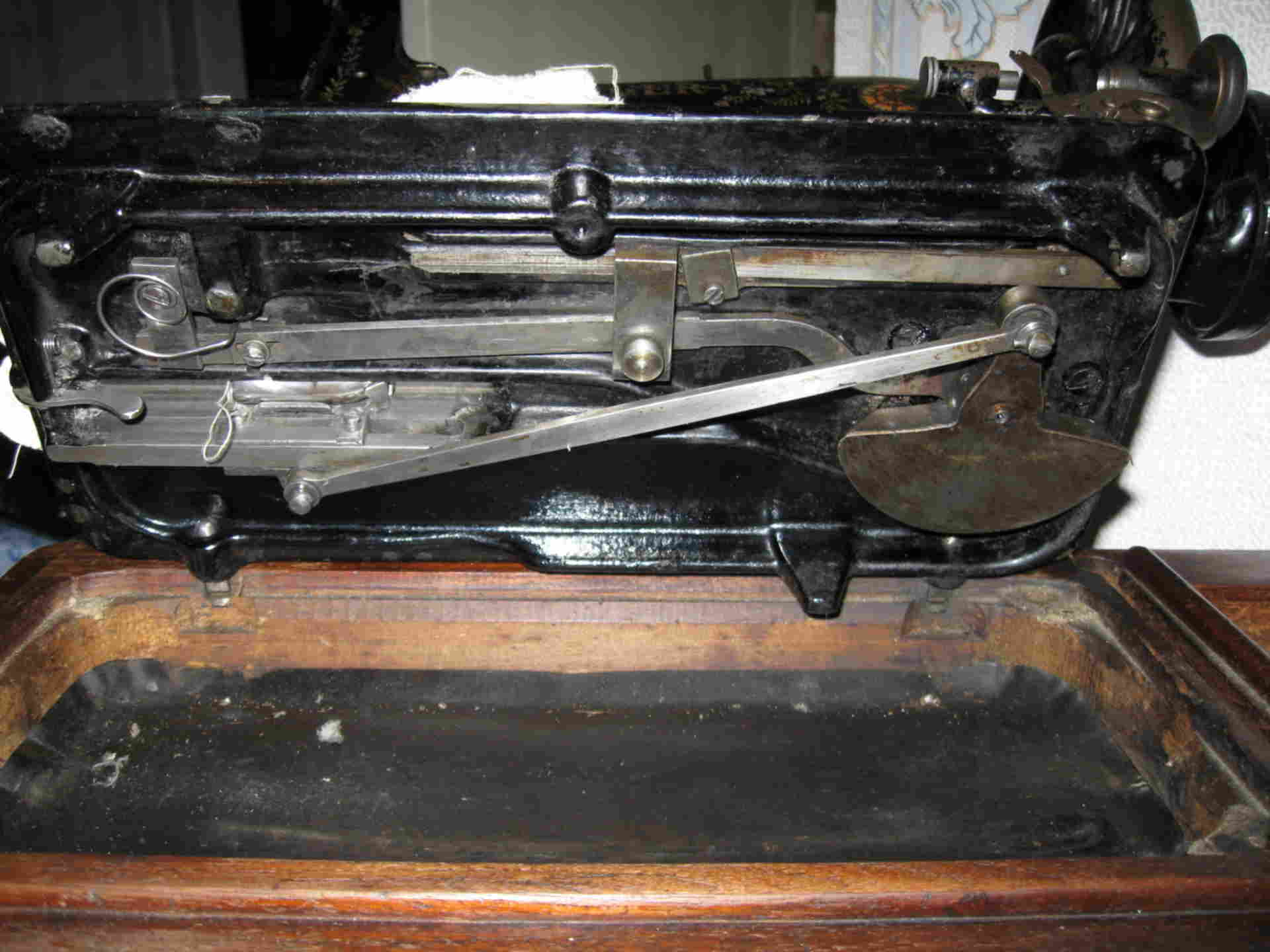 Очень редкие Швейные машинки Зингер. Зингер 1897 года машинка механизм лодочка. Singer 7468 запчасти. A2757978 Зингер. Как определить швейную машинку зингер