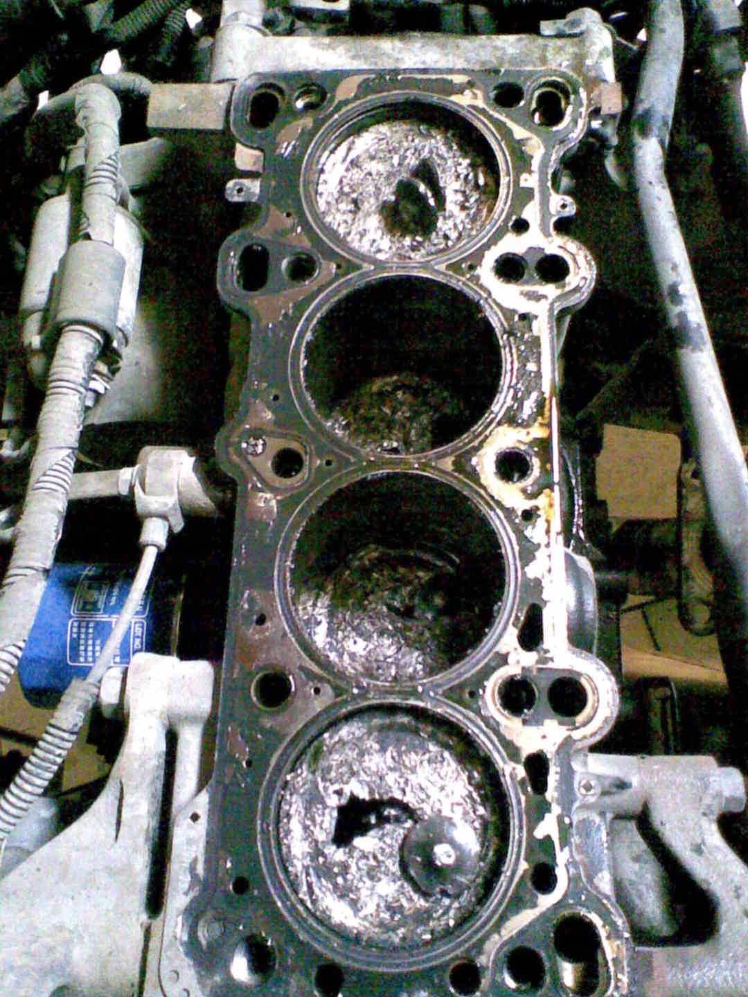 Двигатель рено гнет клапана. Дастер 2.0 загнуло клапана. Загнет клапана при обрыве ремня ГРМ Ока 11113. Поршень Hyundai Accent обрыв ремня. Рено Дастер 2л гнет клапана.