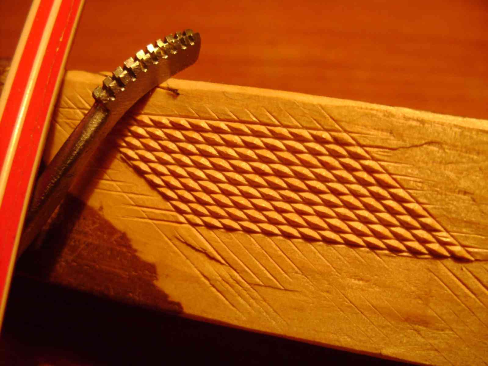 Чекеринг. Насечки на дереве. Инструмент для тоз 34. Чикеринг резцы. Резцы для насечки.