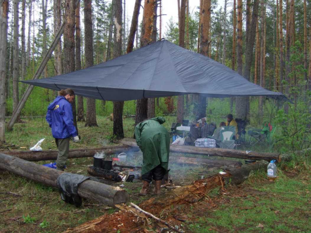 Самодельная палатка в лесу