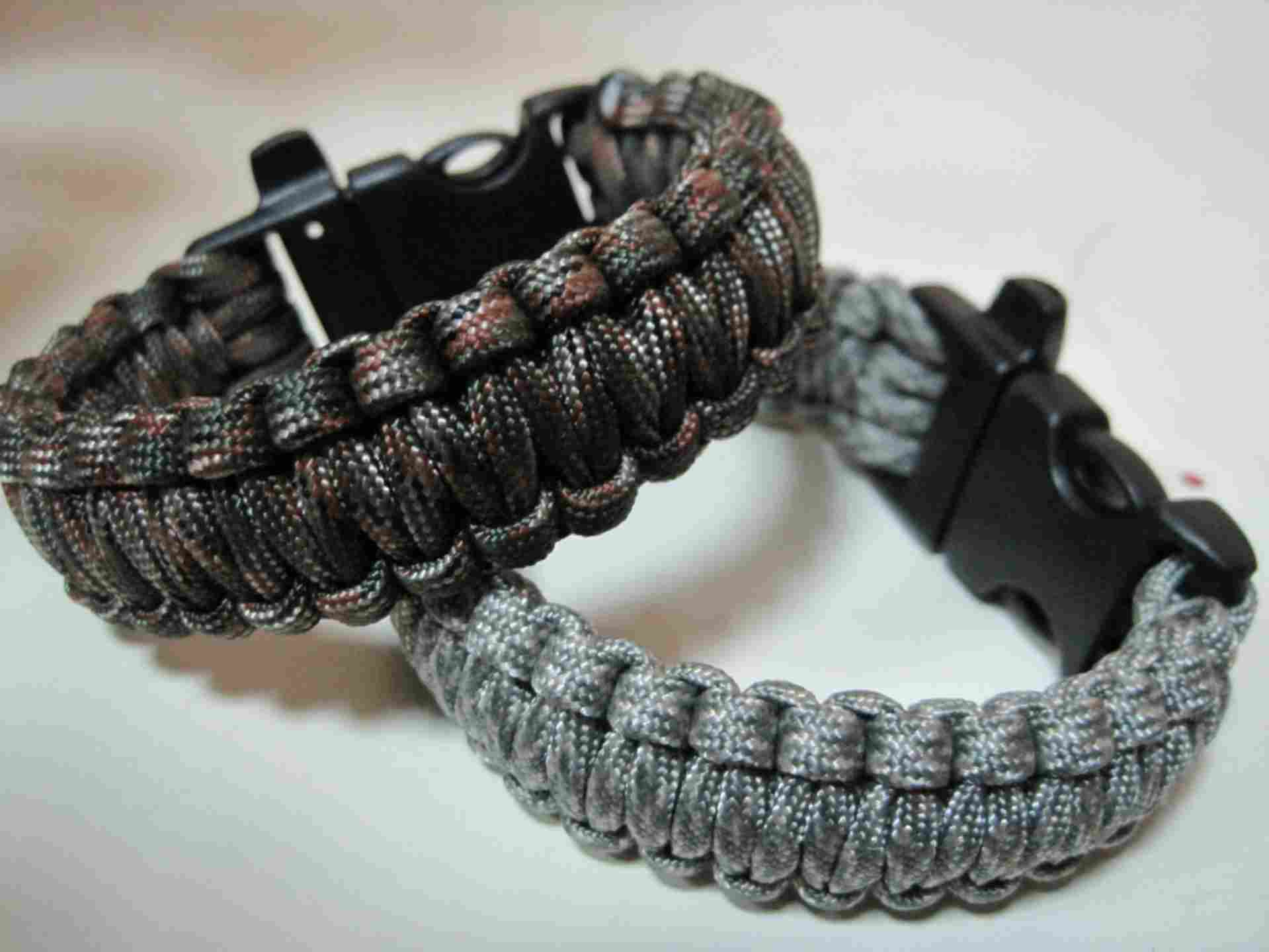 Браслет паракордовый. Оранжевый браслет из паракорда. Браслет из паракорда. Плетение браслета быстрорасплетающийся из паракорда. Плетение из паракорда с бусинами.