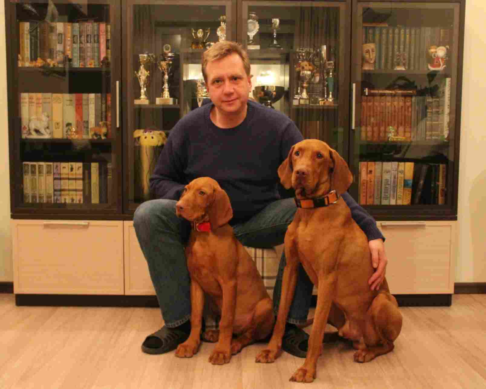 Хозяин собаки. Семейная фотосессия с собакой. Можно ли в галерею с собакой. Собака ревнует. Лабрадор ретривер.