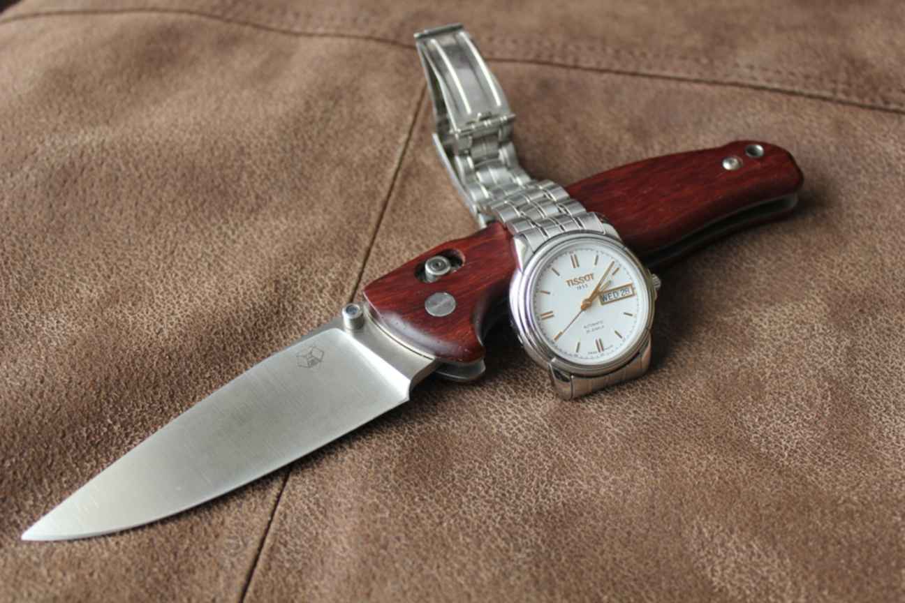 Watch knife. Часы и нож. Нож часы в подарок. Нож с часами. Нож и часы в подарок армейские.