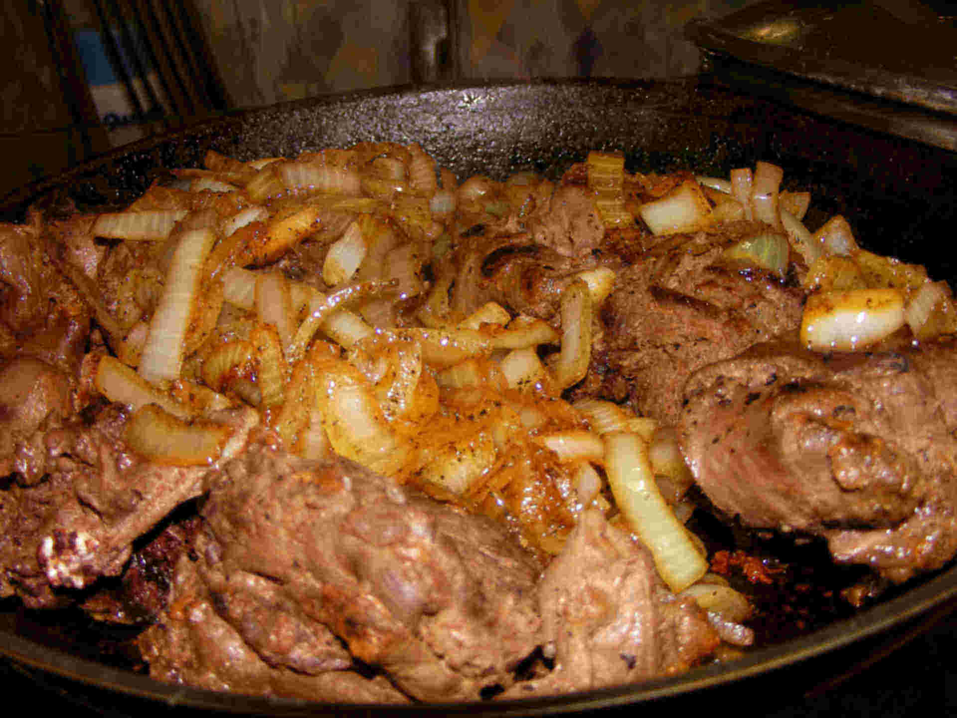 Жареное мясо с луком. Мясо с луком на сковороде. Мясо жареное на сковороде с луком. Кролик жареный на сковороде с луком.