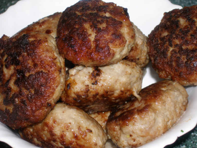 Котлеты для бургеров в разрезе. Котлетка одна. Красные котлеты ежики с корочкой. Котлета почему так называется. Название всех котлет.