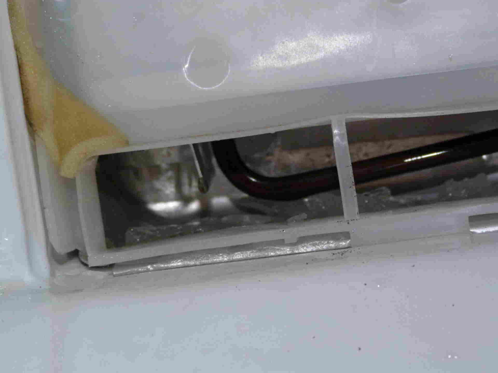 Морозилка снизу. Дренажная трубка холодильника самсунг ноу Фрост. Холодильник Whirlpool сливное отверстие.