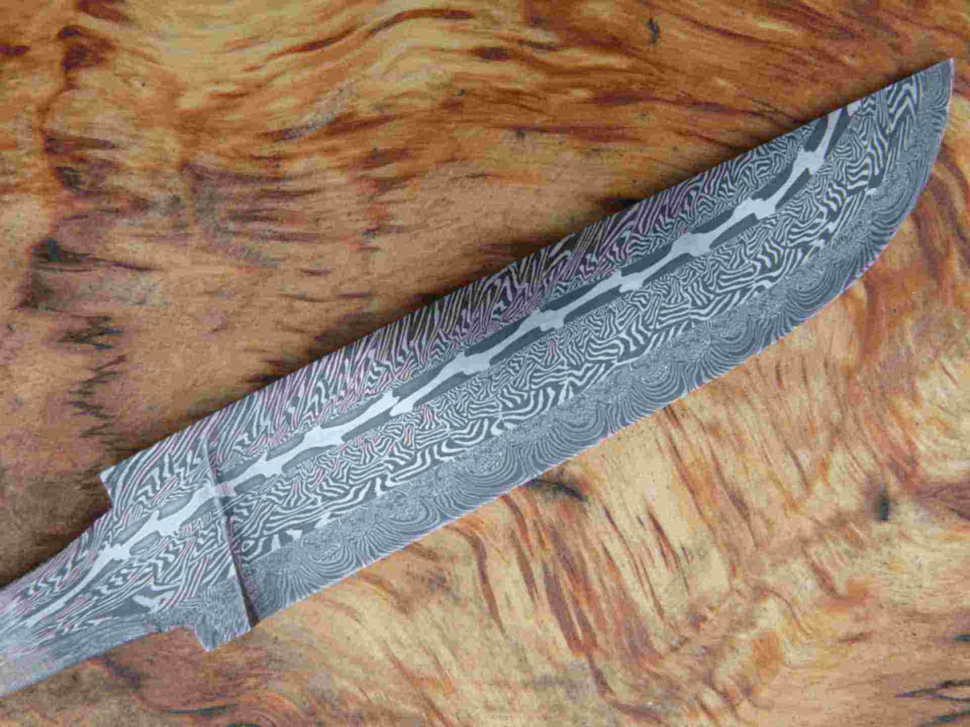 Сталь в древности. Древний клинок Дамаск сталь. Кольчатый Дамаск. Ятаган дамасская сталь. Дамасская Булатная сталь сабля.