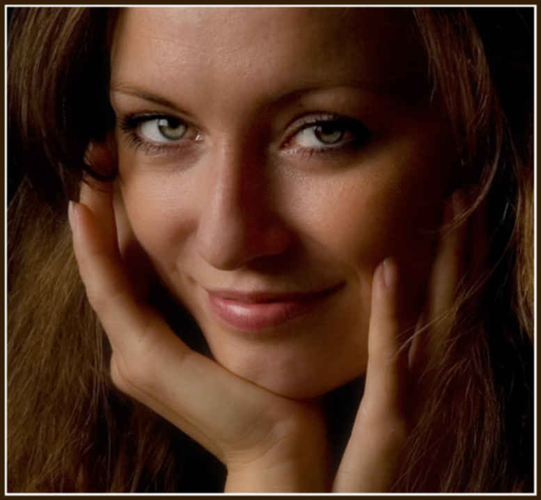 Женский портрет на природе. Обычная женщина. Мой жэнщина. Задумчивый взгляд девушки. Моя женщина.