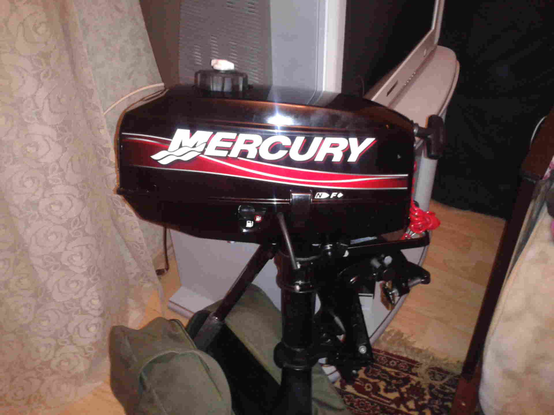 Лодочный мотор меркурий 3.3. Mercury me 3.3. Лодочный мотор Mercury 3 цилиндровый. Мотор Меркури 3.3.