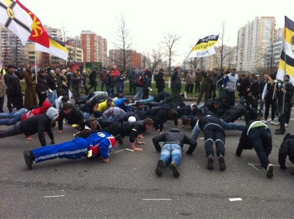 В москве расстреляли людей. Русский марш Владивосток 2006. Русский марш на Болотной.