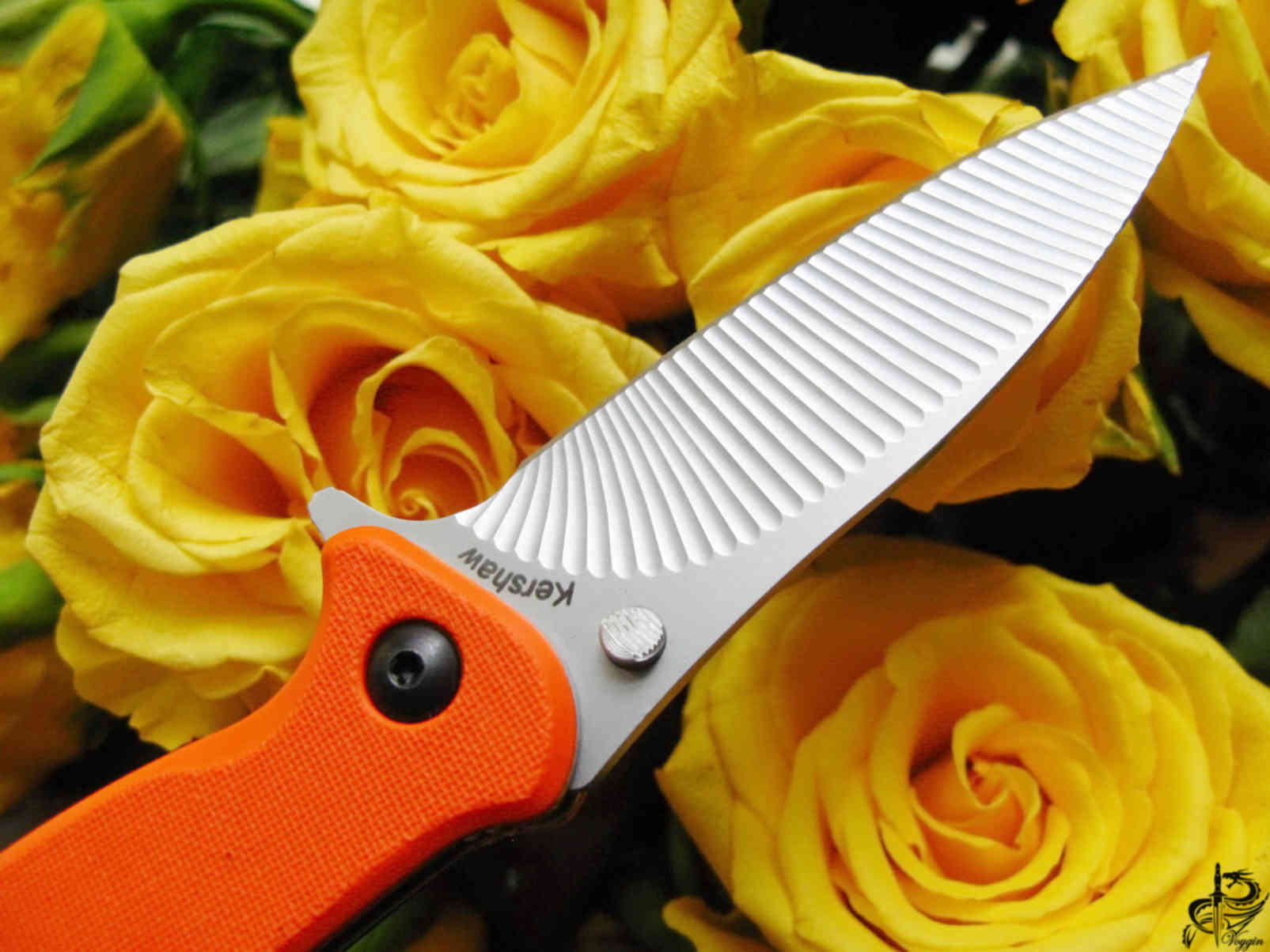 Ножевой слушать. Цветок и нож. Цветочный нож. Нож с цветочками. Красивые ножи с цветами.