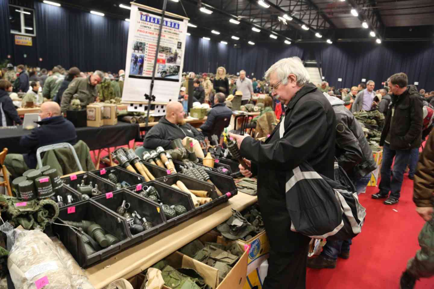 Черный рынок продажи. Оружейный рынок в Бельгии. Черный рынок. Блошиный рынок в Бельгии. Черный рынок оружия в Москве.