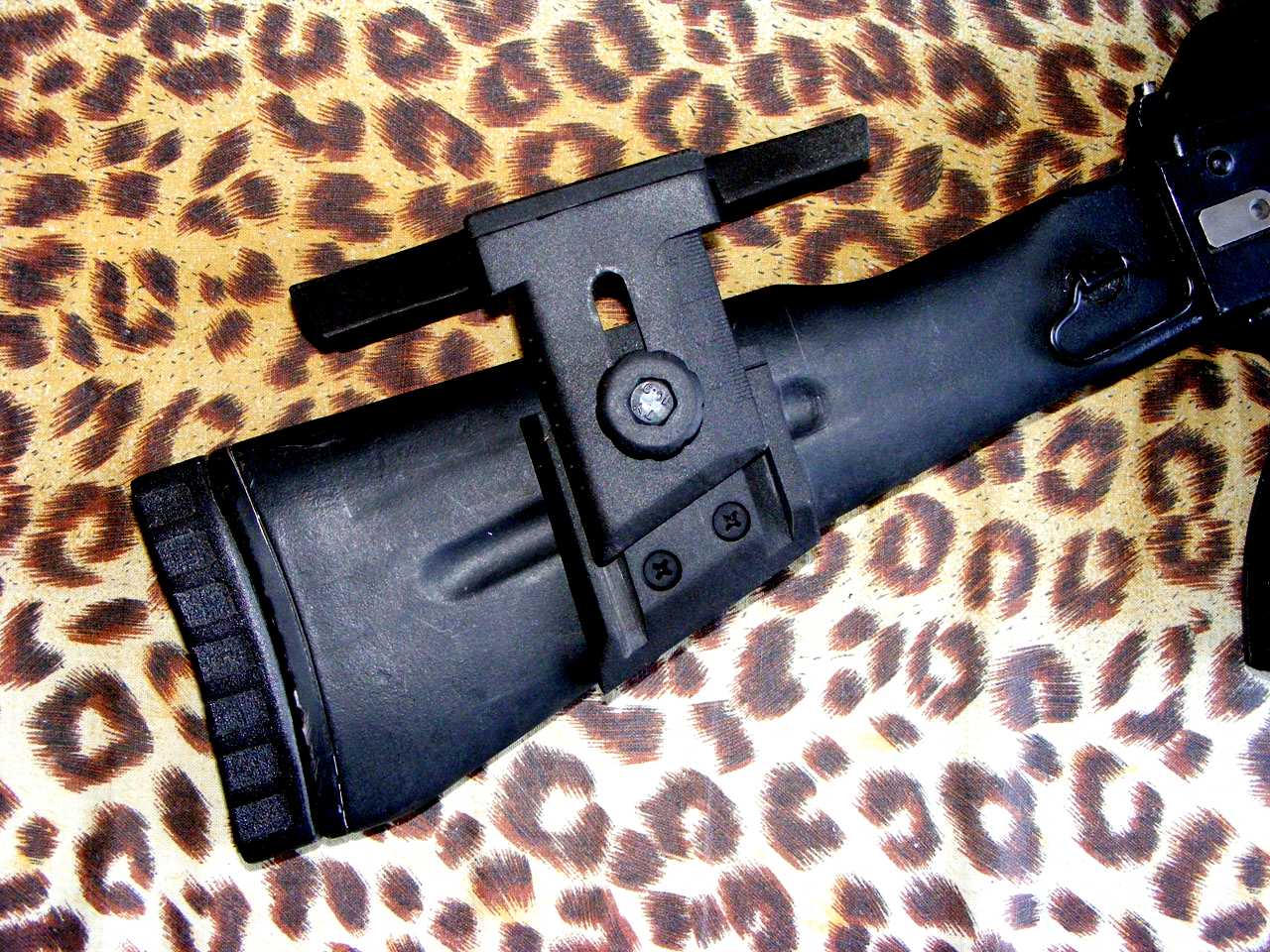 Сайга 12 340 упор щеки для приклада. Подщечник на приклад сайга тг 2. Щека на пластиковый приклад ак. Щека на приклад ак 74. Удлинитель пластикового приклада сайга 308.