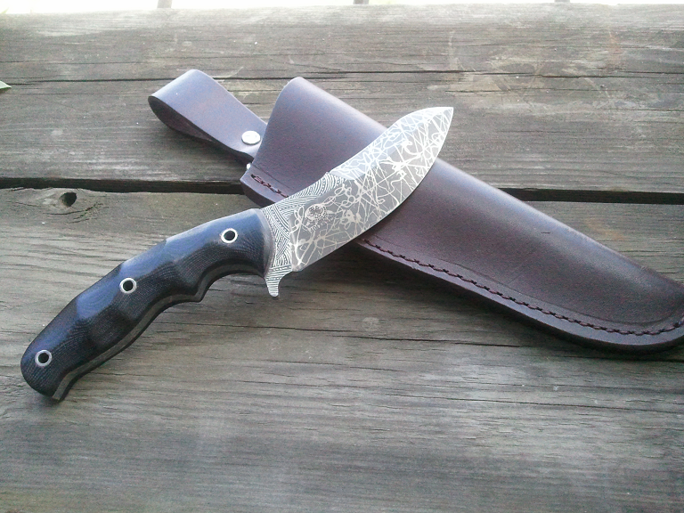 Вокруг ножевые. Ножи Spearhead Blades. Нож мурена. Резная рукоять ножа. Нож для выживания из дамасской стали.