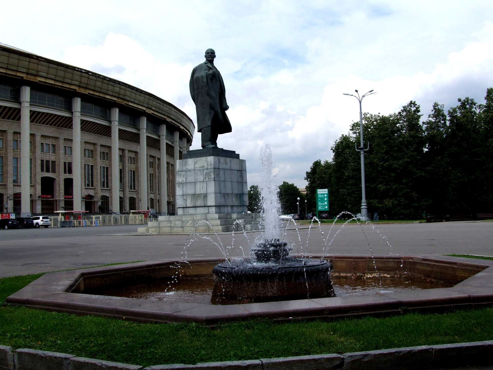 Ереван 1960. Ленин на московской площади ракурс. Метро московская памятник ленину. Фонтаны красная площадь моют подготовка к сезону. Фонтаны возле финляндского вокзала.