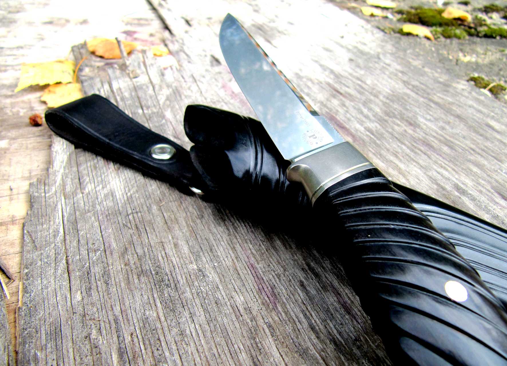нож перо ворона