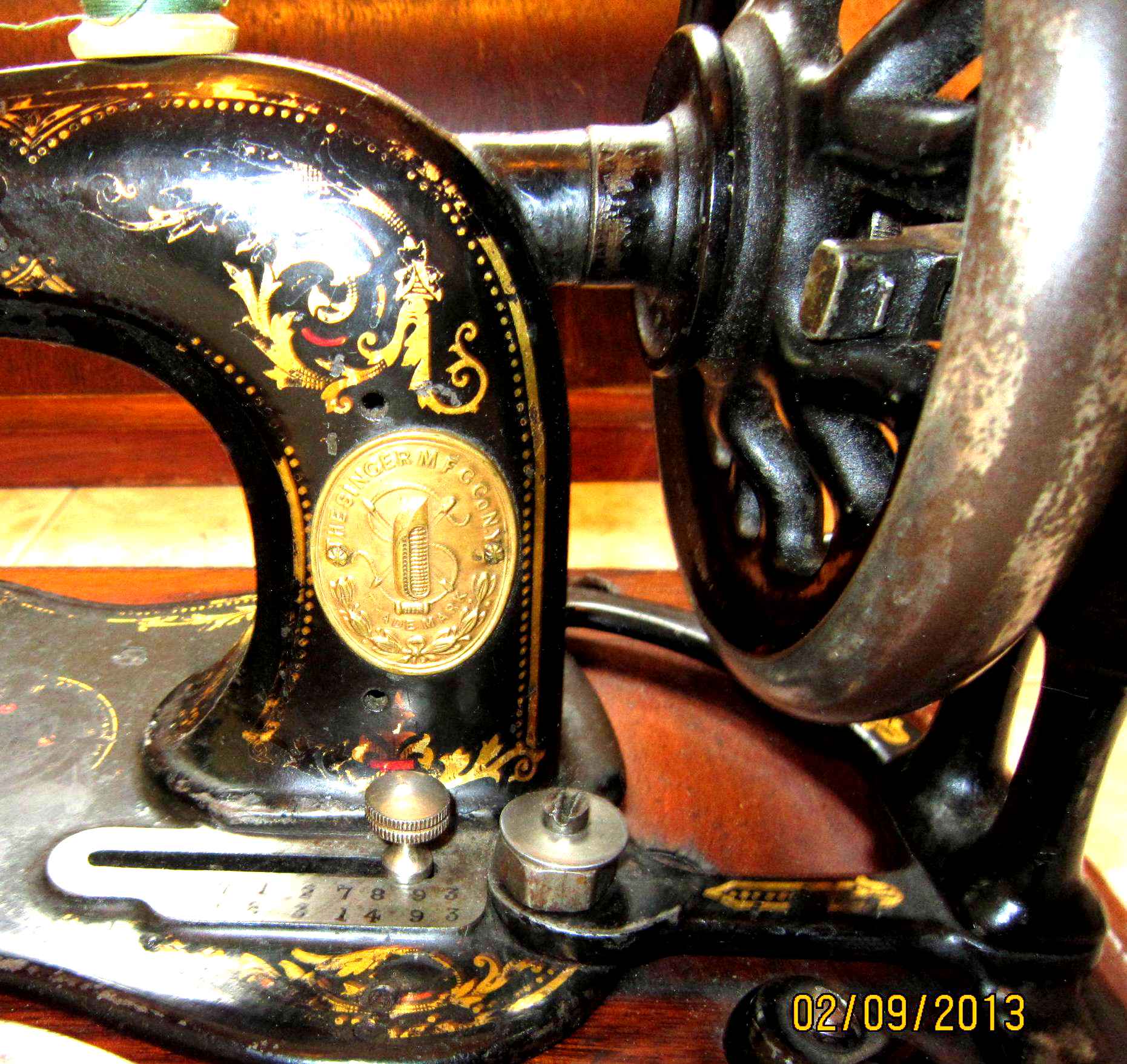 Как отличить старый. Зингер 18-2 швейная машинка. Швейная машинка Зингер s010l. Швейная машинка Singer 2330c. Машинка Зингер 2 швейная.