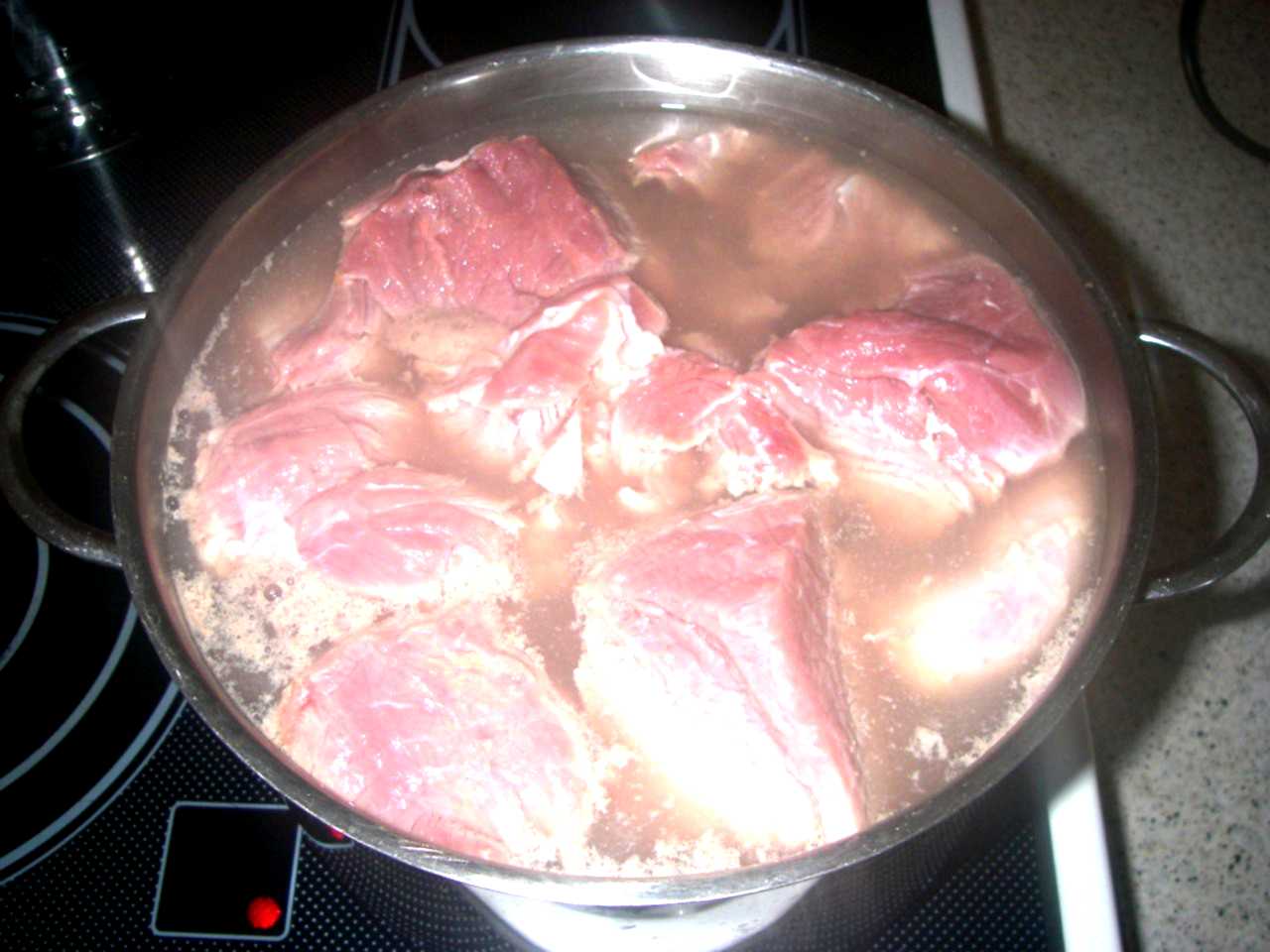 Рецепт приготовления говядины в кастрюле. Отваривание мяса. Мясо для варки. Варка мяса. Свинина мясо для варки.
