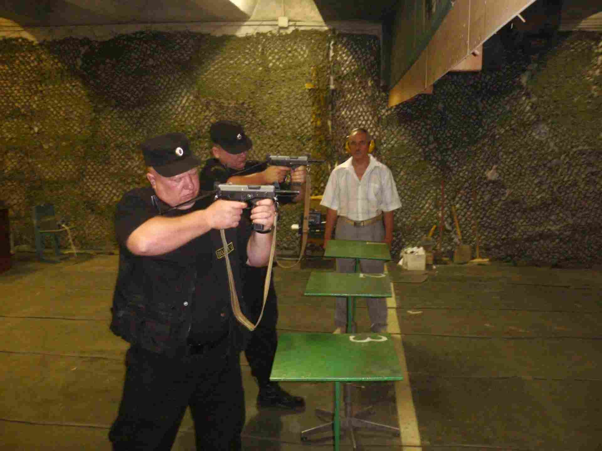 Периодическая проверка охранника с оружием
