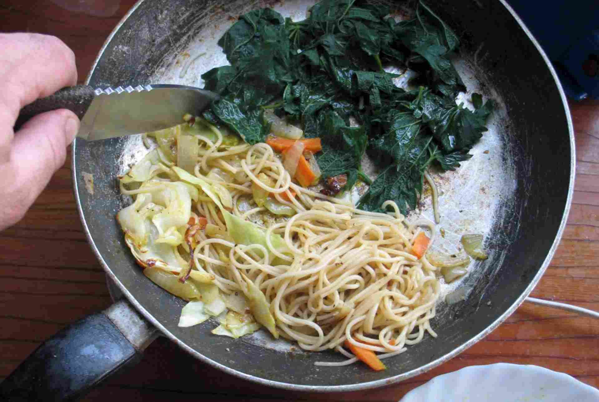 Рецепт пасты с капустой. Макароны с капустой. Макароны с капустой на сковороде. Спагетти с луком и морковью на сковороде. Макароны с луком и морковью на сковороде.