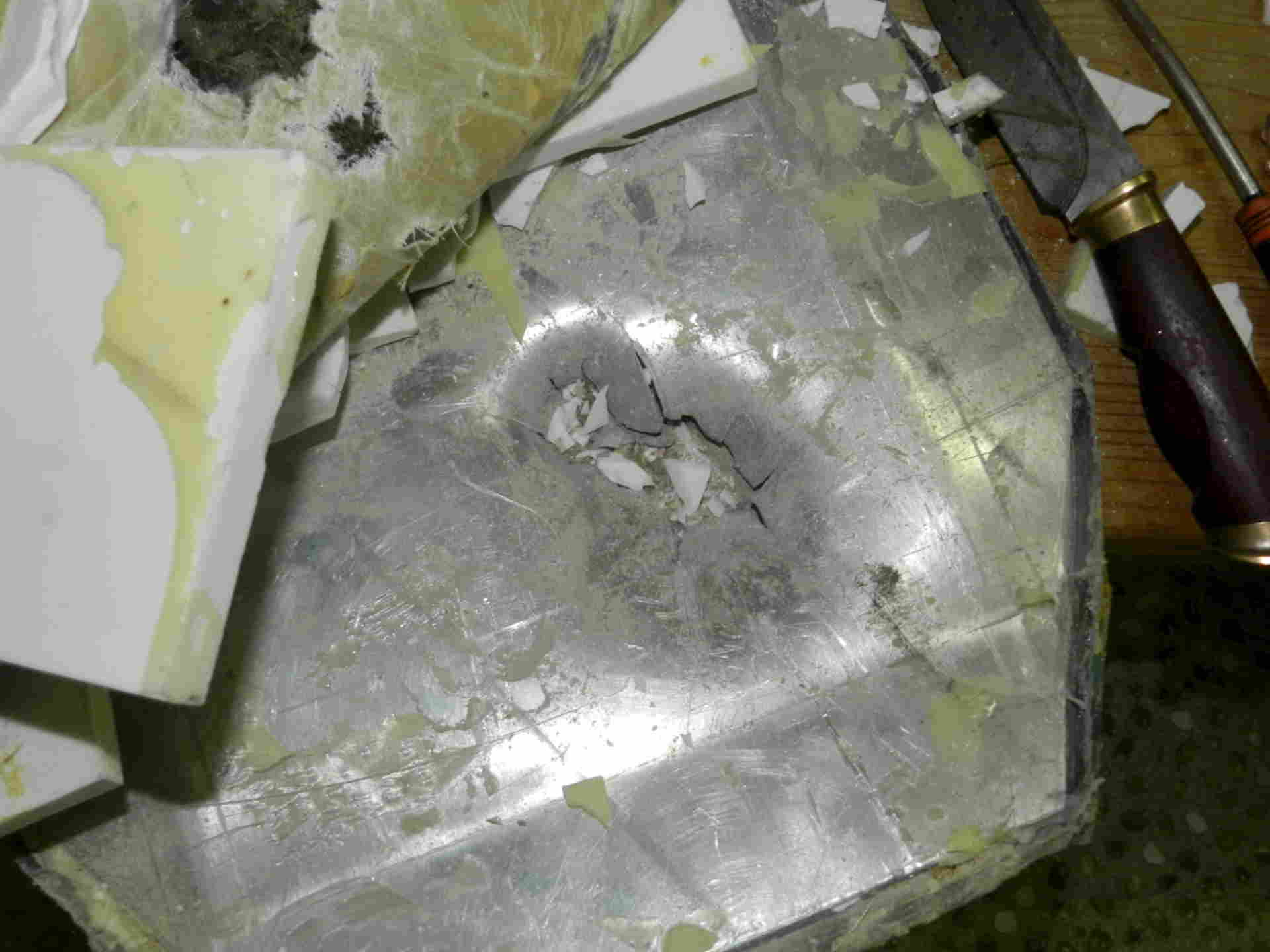 простреленный бронежилет. отверстие от пули в металле. пулевое отверстие в стекле. простреленный. дырки от пуль в металле.