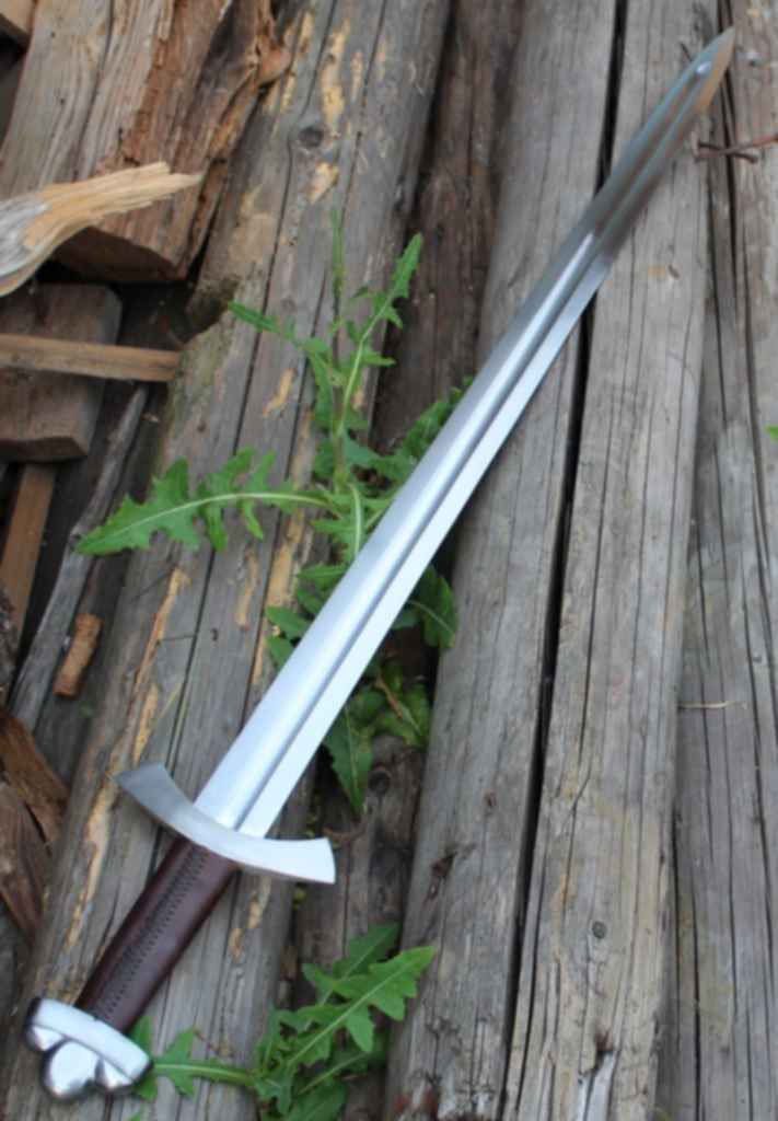 Как ковали мечи. Кованый меч своими руками. Полуторный меч. Ковка меча каролинг. Кинжальчик.