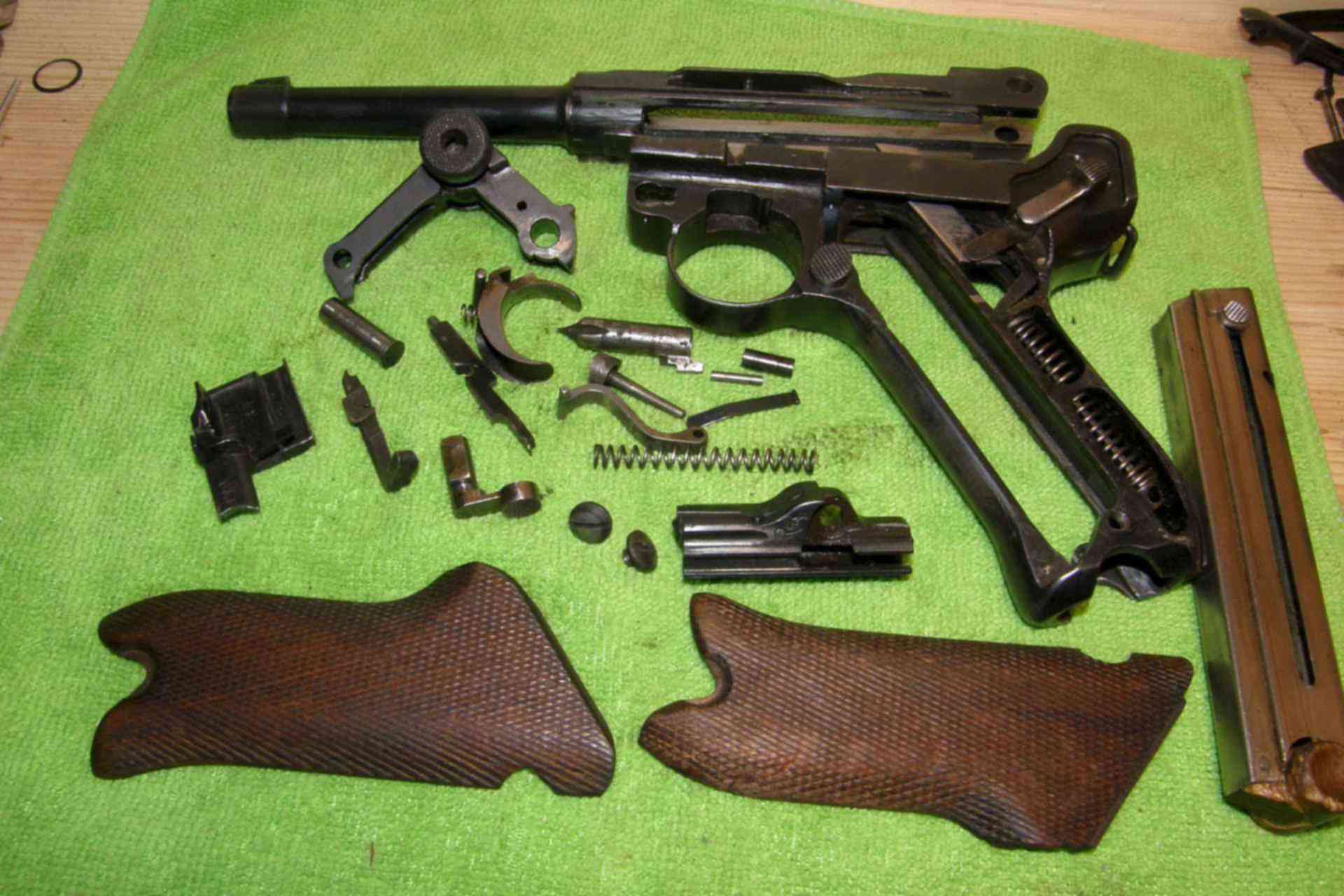 Люгер и маузер. Люгер-парабеллум р-08. Люгер-парабеллум р-08. Оружия в 1972 году. Ммг стрелкового оружия.