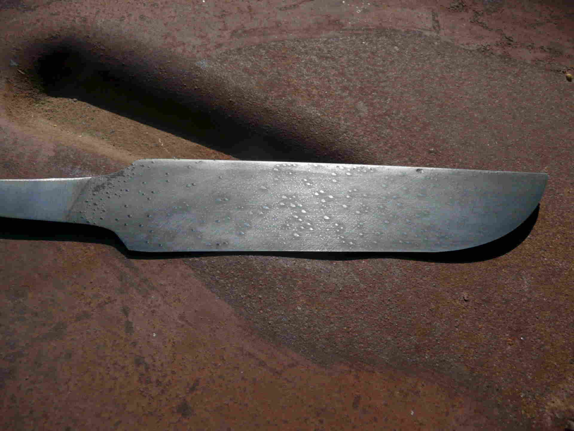 Стали для изготовления ножей. Нож из рельсы. Нож из ди90мп chyuck. Металлург ножи производство. Ножи из рельсовой стали купить.