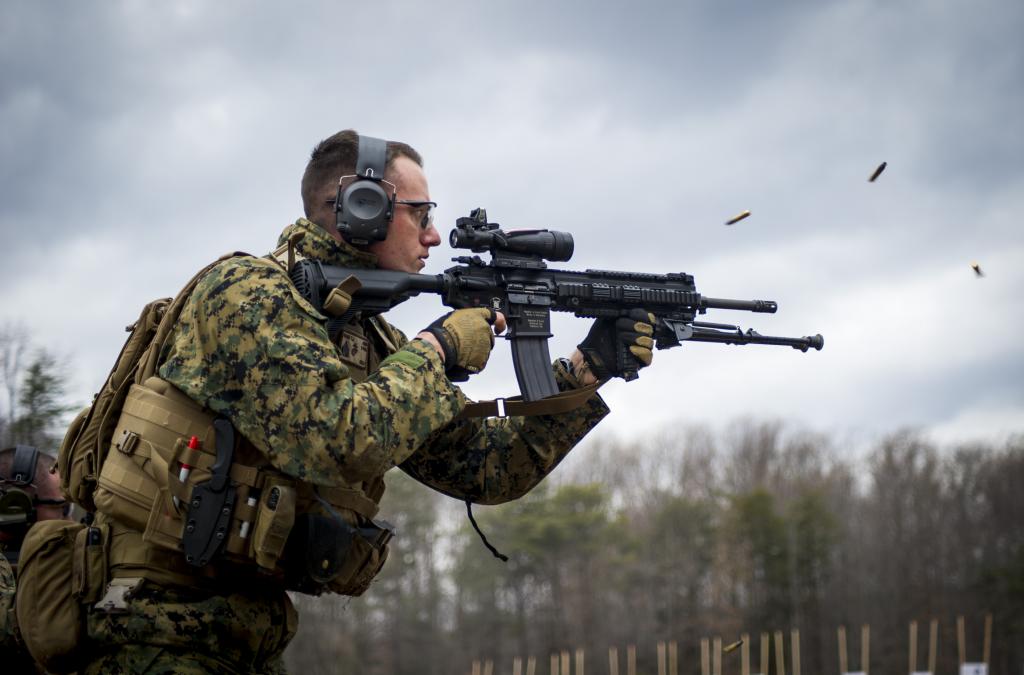 Картинка военного с оружием