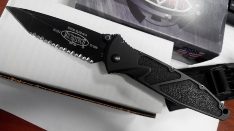 Black elite. Microtech SOCOM Elite d2 2006. SOCOM Elite Black Full Serr. Нож Микротек соком Элит с серрейтором. Старый серрейтор.