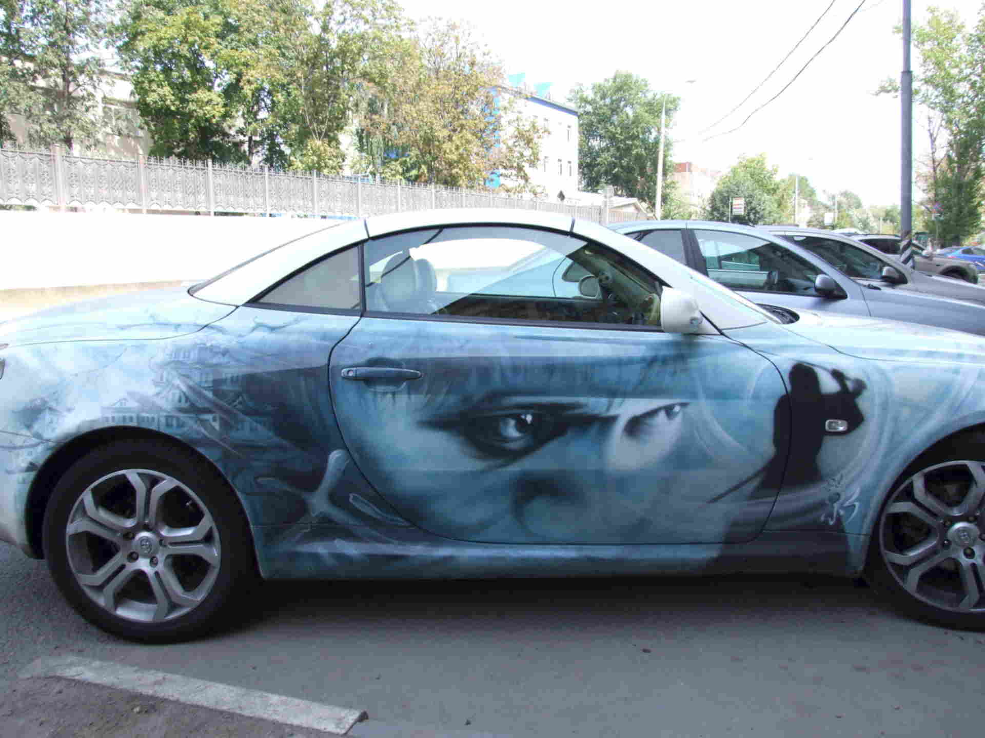 аэрография черно белая. фотопечать на авто. аэрография на авто спортивный стиль. художественное аэрографии. аэрография на машине.