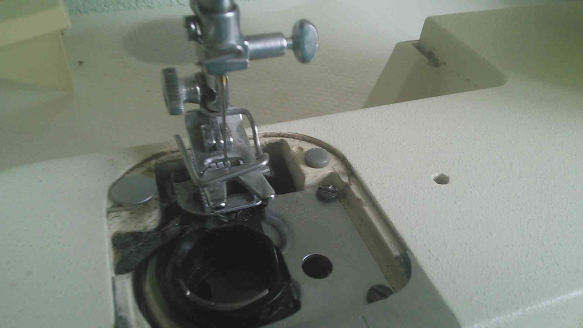 Сломалась швейная машинка. Починить швейную машинку. Швейная машинка сломалась. Наладка швейных машин. Как отремонтировать швейную машинку.