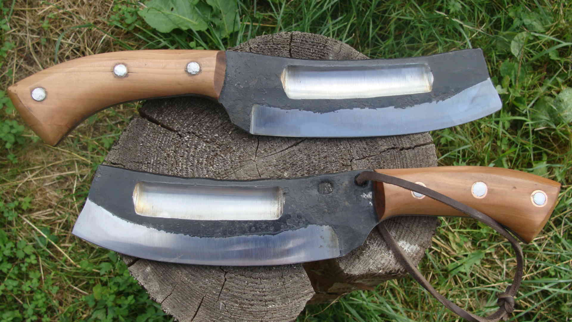 виды тесаков. тесак холодное оружие. двуручный тесак. охотничий тесак. тесак нож армейский.