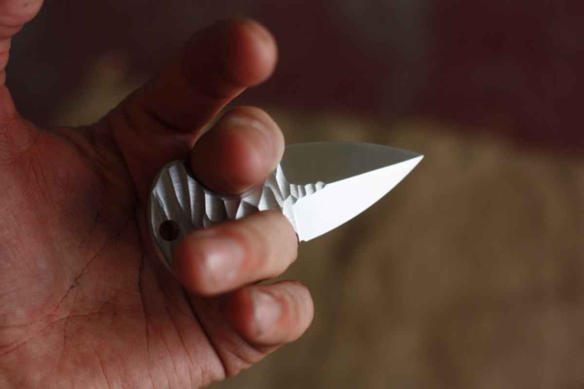 Ножевой видео. Маленький нож. Очень маленький нож. Маленькие тонкие ножи. Самый маленький нож.