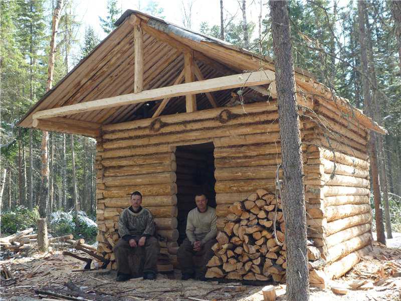 Зимовье охотника в тайге в Якутии