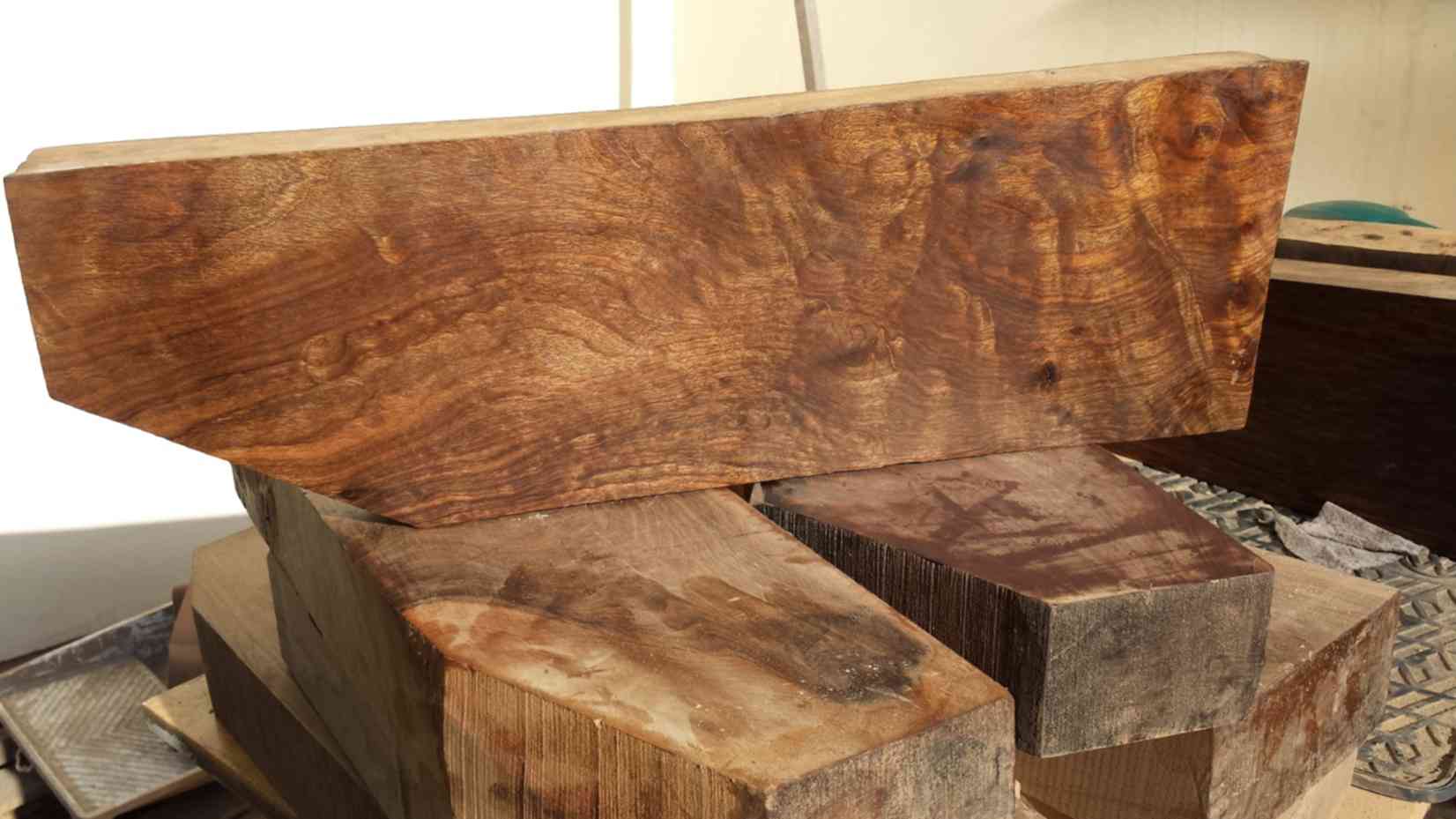 комель суковатый. комель на доске. комель. комель дерева. еловый комель.