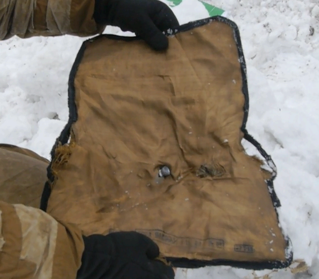 отверстие в бронежилете. тактический жилет black (vt088b). 7 мм. пуля бронежилет. бронежилет кевларовый армейский.